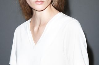 Lato w rytmie komfortu i stylu: bawełniane koszulki i długie sukienki królują! Moda na lato 2025