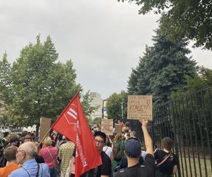 Manifestacja Nigdy nie będziesz szła sama w Warszawie. Strajk Kobiet pod Komendą Stołeczną Policji