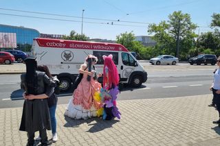 Pyrkon 2025. Tłumy uczestników przed MTP  