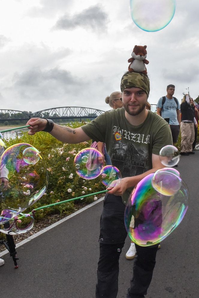 VI Toruński Marsz Równości. Przeciwnicy modlili się w centrum