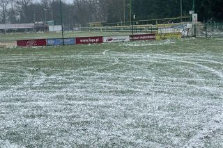 Służyło dzieciakom i dorosłym. Ktoś driftował po boisku Korony Wilkowice koło Leszna [ZDJĘCIA]