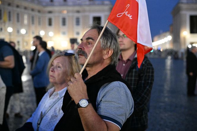 Zło dobrem zwyciężaj. Setki osób czuwały w Watykanie w rocznicę wyboru Jana Pawła II