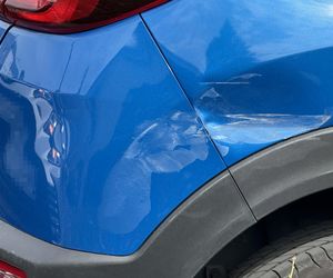 Auto wbiło się w budynek Instytutu Lotnictwa