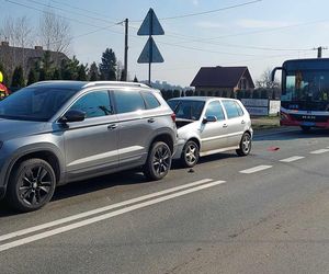 Wypadek na DK 42 w Wąchocku. Autobus uderzył w osobówkę