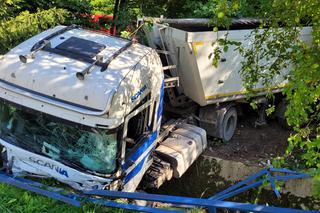 Makabryczny wypadek pod Chrzanowem. Osobówka zderzyła się z tirem. Zginęła 25-letnia kobieta