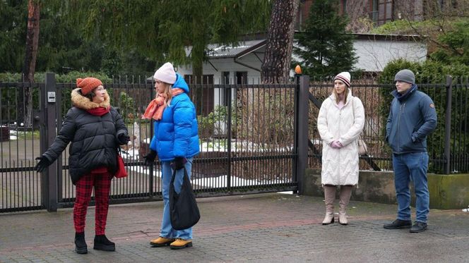 Barwy szczęścia odc. 3188: Asia (Anna Gzyra), jej teściowa Zofia (Izabella Olejnik), Hubert (Marek Molak), Iza (Urszula Zawadzka)