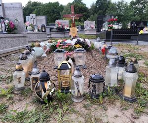 Skromny grób Justyny i Zbyszka na cmentarzu w Limanowej 