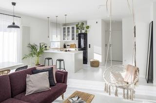 Salon z aneksem kuchennym w bloku. Zdjęcia