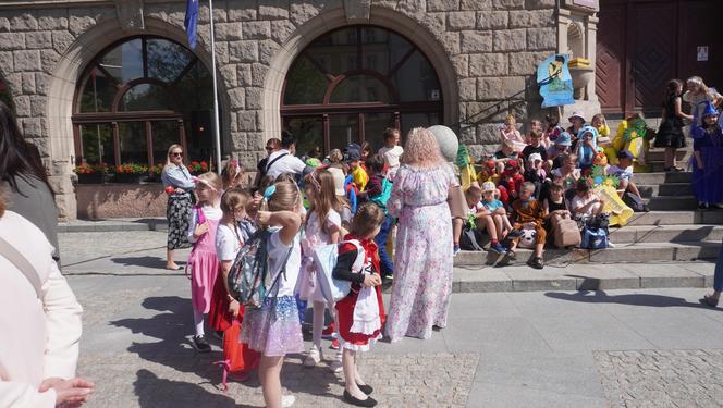 Dni Bajki 2024. W centrum Olsztyna zrobiło się bajkowo. Dzieci przejęły władzę nad miastem [ZDJĘCIA]