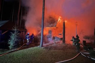 Pożar drewnianego domu pod Legionowem. Jedna osoba poważnie poparzona