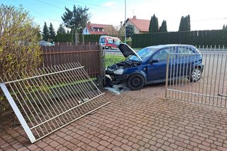 Samochód roztrzaskał się na betonowym ogrodzeniu pod Tarnowem. Kierowca trafił do szpitala