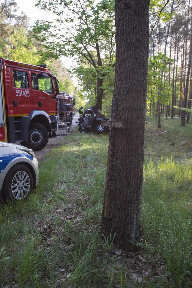 Śmiertelny wypadek pod Piłą. 20-latek z pasażerami huknęli w drzewo [ZDJĘCIA].