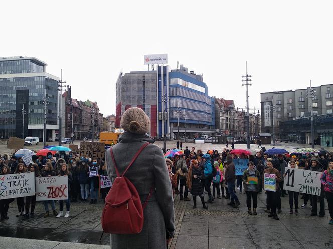 Setki młodych ludzi na ulicach Katowic! Protest klimatyczny na rynku [ZDJĘCIA]