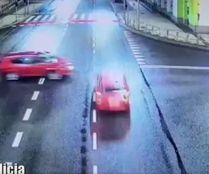 Zderzenie dwóch aut na skrzyżowaniu. Wszystko nagrała kamera [WIDEO]