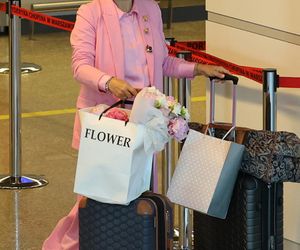 Anna Mucha z rodziną na lotnisku