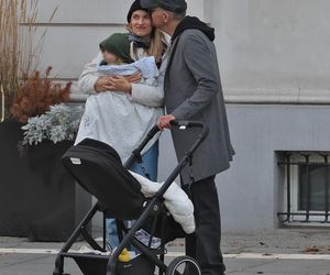 Krzysztof Ibisz z rodziną na spacerze