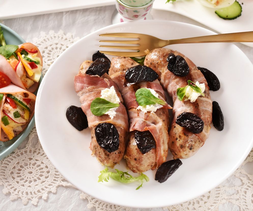 Biała kiełbasa z suszonymi śliwkami: oryginalny pomysł na świąteczną białą kiełbasę