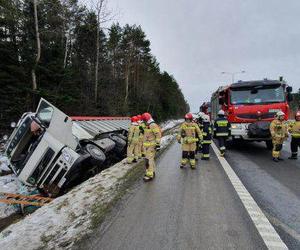 Wypadek na S7 w Barczy koło Kielc. Samochód ciężarowy wypadł z jezdni