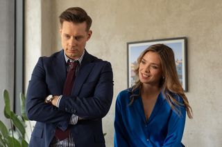 Kalina to młoda, świeżo upieczona prawniczka, która zatrudni się w kancelarii Darka.