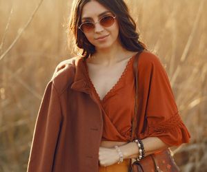 Pieczone kasztany w jesiennych stylizacjach. Ubrania w tym kolorze to zdecydowane must have sezonu