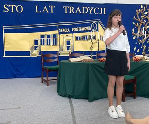 Pierwsza Dama uczciła z uczniami 100 lat od nadania imienia Stefana Batorego Szkole Podstawowej w Liwie