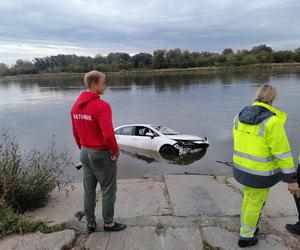 Ratownicy WOPR wydobywali zatopione w Wiśle auto