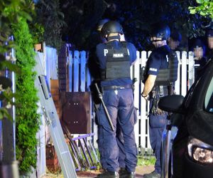 Antyterroryści zatrzymali mężczyznę w Ząbkach. Zabarykadował się w domu