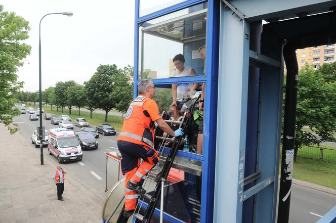 Winda grozy uwięziła ciężarną