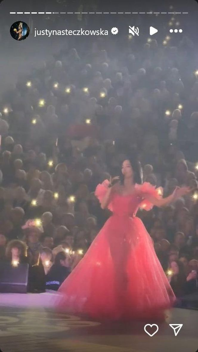 Justyna Steczkowska niczym papież! Gwiazda wyciąga rękę do fanów ze swojego jusiamobile