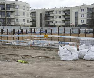 Autobus już może zakręcić. Koniec groteski przed przychodnią na Bemowie