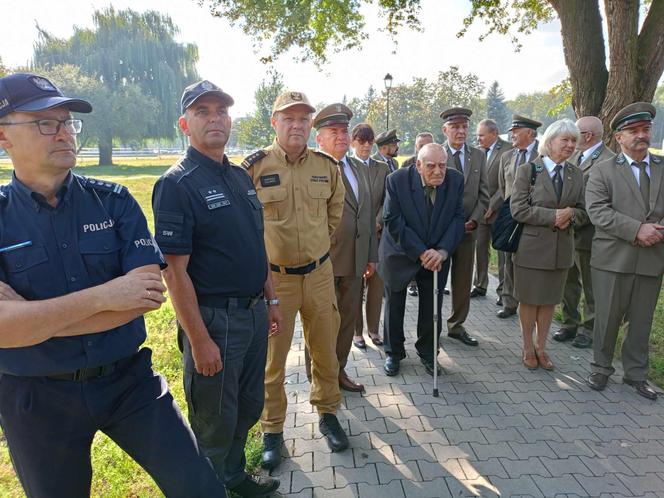 Trzy młode buki purpurowe na Skwerze Leśników Polskich wspólnie zasadzili pracownicy Nadleśnictwa Siedlce i Lasów Państwowych, władze miasta Siedlce i radni.