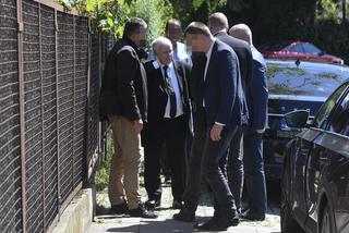 Podjadają prezesowi winogrona