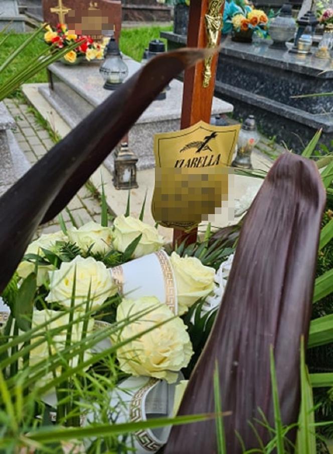 Zaborów. Grób 17-letniej Izabelli, która zginęła, potrącona przez pociąg tonie w kwiatach  [ZDJĘCIA]