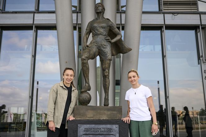 W Gdańsku odsłonięto pomnik piłkarki - superbohaterki