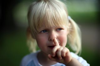 Skąd się biorą dziecięce „dziwactwa? Od wkładania rzeczy do nosa, po publiczne ściąganie ubrań...