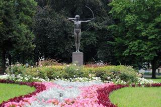 Bydgoska Łuczniczka z Parku Kochanowskiego ma w świecie swoje bliźniaczki. Gdzie jest oryginał? [ZDJECIA]