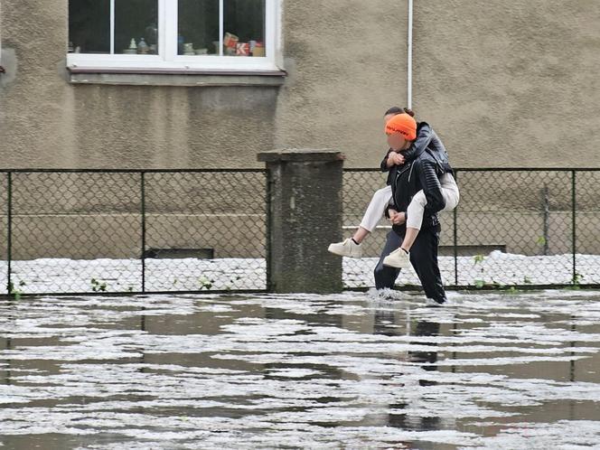 Nawałnica nad Gnieznem. Miasto zalały strumienie wody po ulewie i gradobiciu [ZDJĘCIA].