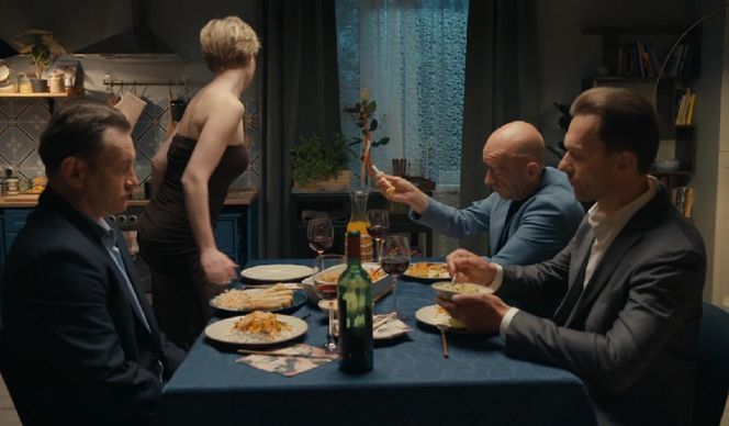 Barwy szczęścia, odcinek 3249. Stefaniak (Paweł Ławrynowicz), Sonia (Weronika Nockowska), Bazylow (Andrzej Szeremeta), kumpel (Łukasz Ziętek)