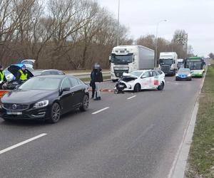 Karambol wielu pojazdów na ul. Popiełuszki. Ruch w kierunku Nowego Miasta utrudniony