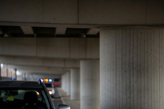 Opel spadł z wiaduktu. Jakim cudem 18-latka uszła z życiem?