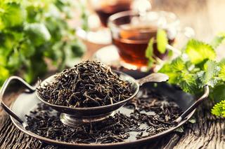 Liście z herbaty – nie wyrzucaj ich do kosza! 5 sposobów na ponowne wykorzystanie