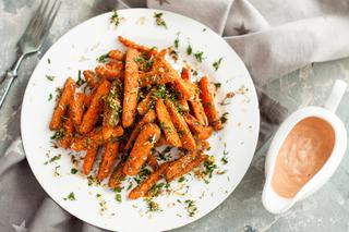 Frytki z marchewki z parmezanem: przepis dietetyczny