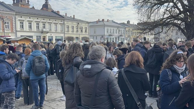 Maturzyści z Nowego Sącza zatańczyli poloneza na Rynku 