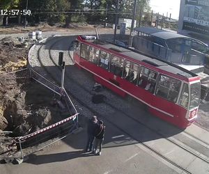 Chorzów: Dwoje nastolatków potrąconych przez tramwaj. Policja opublikowała nagranie