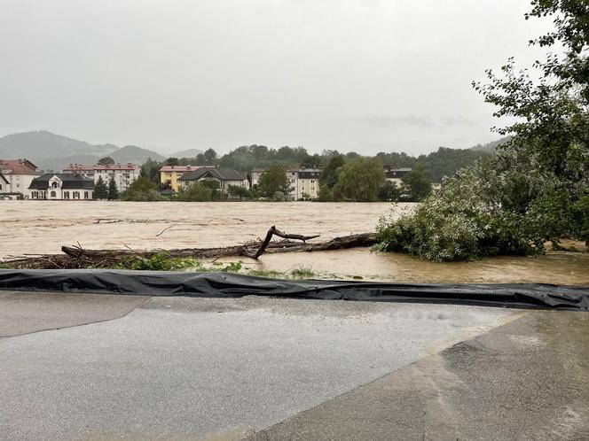 Armagedon pogodowy w całej Polsce, także w woj. śląskim. Zalane posesje, ulice, zerwane mosty. W Słowenii są ofiary śmiertelne