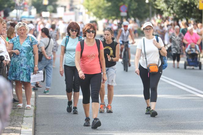 Tysiące kobiet i dziewcząt na pielgrzymce do Piekar Śląskich. "Jestem w Kościele, więc idę"