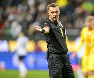Ekspert sędziowski wprost o karnym dla Rakowa. Jarosław Przybył wypaczył wynik meczu?