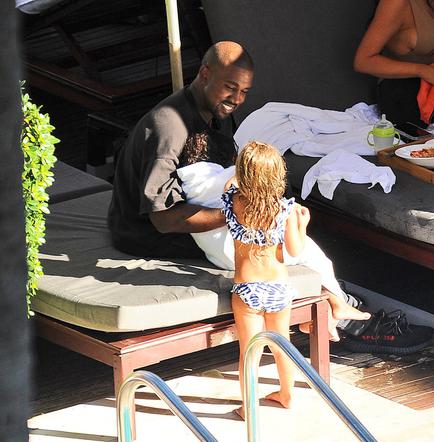 Kanye West z North na basenie