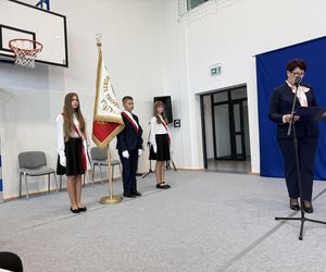 Pierwsza Dama uczciła z uczniami 100 lat od nadania imienia Stefana Batorego Szkole Podstawowej w Liwie