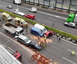 Karambol na S8 w Warszawie. Lądował śmigłowiec LPR. Zderzenie ośmiu pojazdów przed mostem